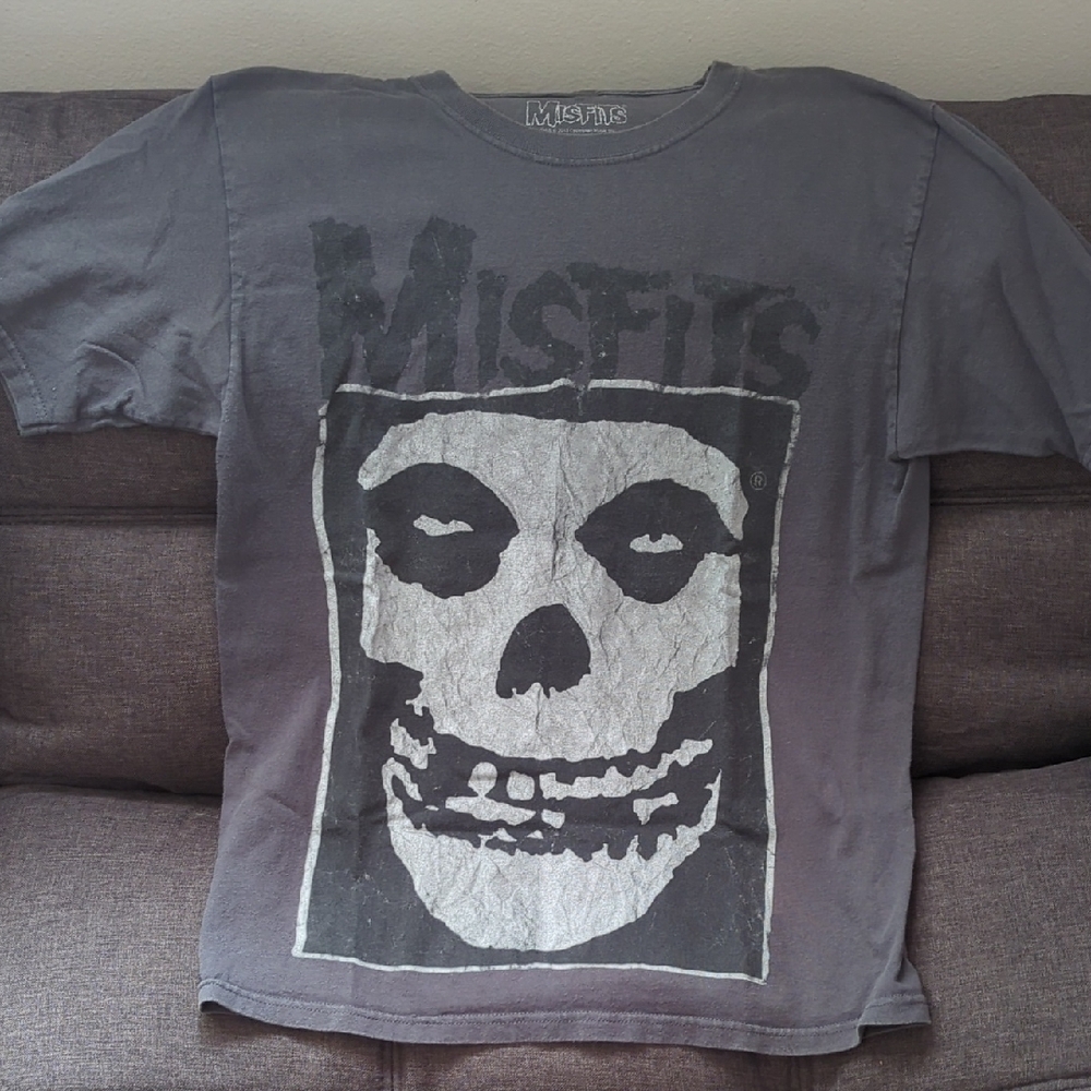 Gray Short Sleeve Tee with Skull Graphic